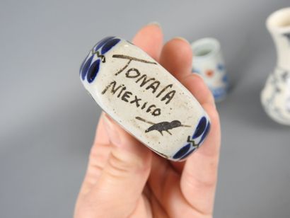 CHINE : Sept petits objets modernes en porcelaine...