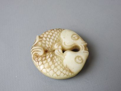 Jade MEDAL with two carps. Diameter: 5cm...