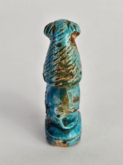 Amulette en faïence turquoise représentant...