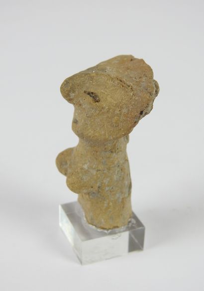 EQUATEUR : Statuette féminine en terre cuite....