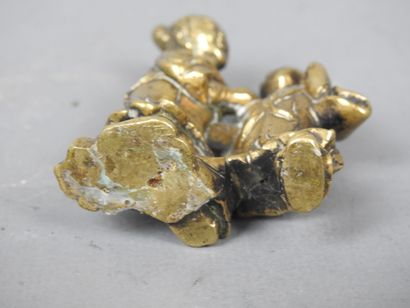 DEUX PETITS SUJETS en bronze doré et ciselé...