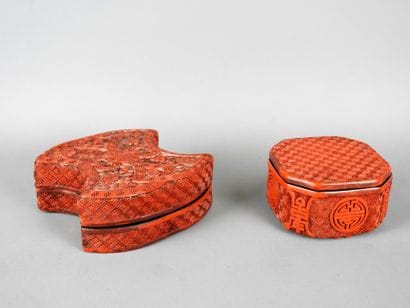 CHINE : Deux boîtes en bois laqué rouge à...