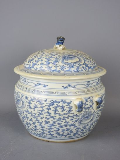 CHINE : Pot couvert en porcelaine à décor...