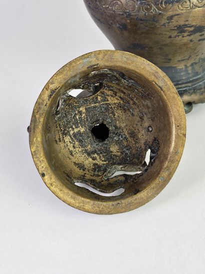 CHINE, XIXe.
Brûle parfum suspendu en bronze...