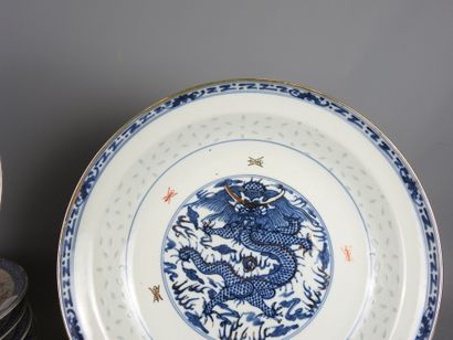 CHINE : Partie de service de table en porcelaine...