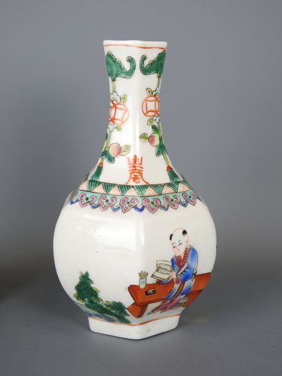 CHINE : Deux vases balustres en porcelaine,...