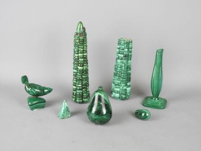 CINQ OBJETS en malachite à décor de maïs,...