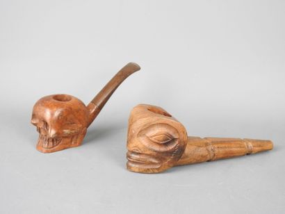LAMY: Pipe in carved wood with skull decoration....