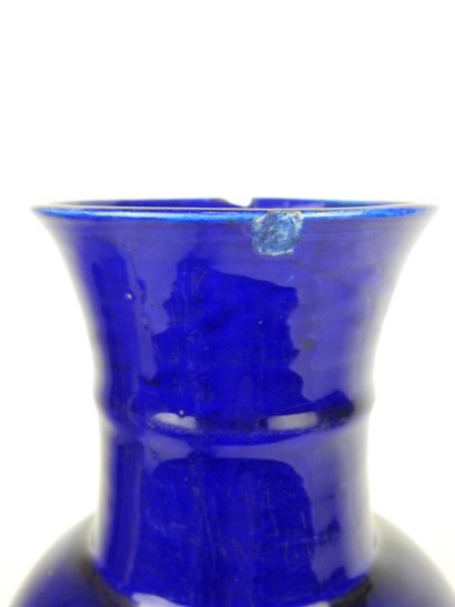 CHINE : Vase de forme balustre en porcelaine...
