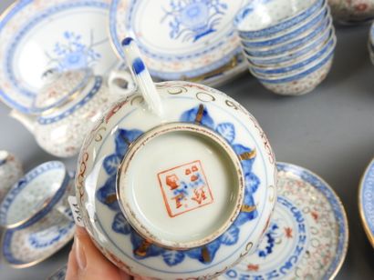 CHINE : Partie de service de table en porcelaine...