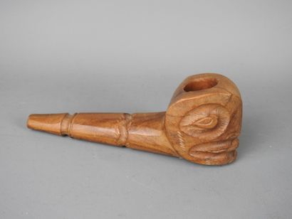 LAMY: Pipe in carved wood with skull decoration....