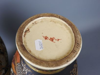 JAPON, Satsuma : Paire de vases de forme...