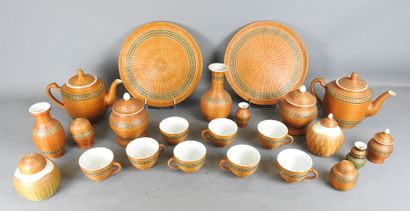 VIETNAM : Partie de service de table en porcelaine...
