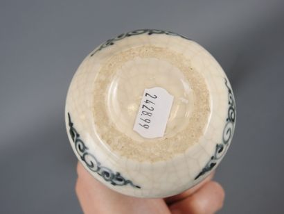CHINE : Sept petits objets modernes en porcelaine...