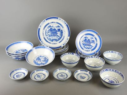 CHINE : Parties de service de table en porcelaine...
