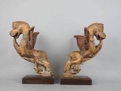 INDE : Paire de chimères ailées en bois sculpté,...