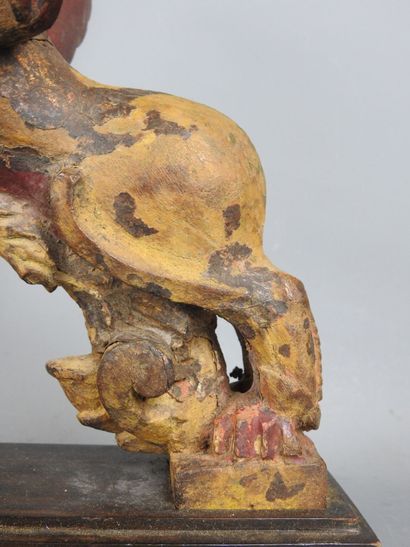 INDE : Paire de chimères ailées en bois sculpté,...