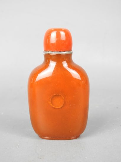 CHINE - XXe siècle
Flacon tabatière en ambre....