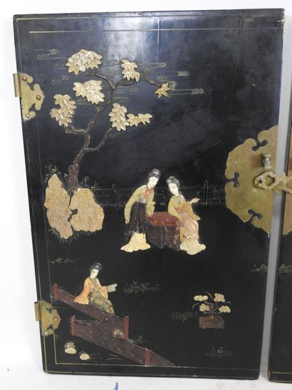 CHINE : Deux paires de portes en laque et...