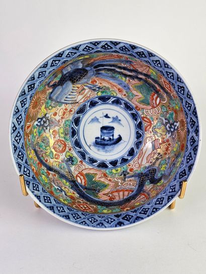 CHINE, XIXe.
Coupe circulaire en porcelaine...