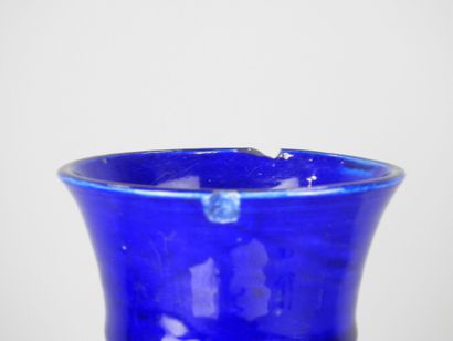 CHINE : Vase de forme balustre en porcelaine...