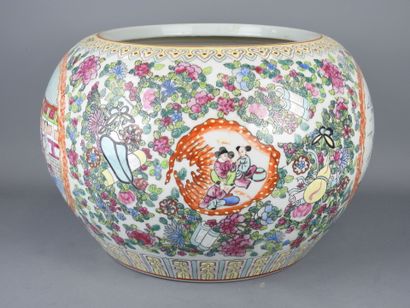CHINE, Canton : Importante vasque en porcelaine...