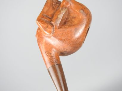 LAMY: Pipe in carved wood with skull decoration....