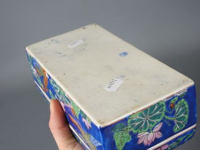 CHINA: Rectangular porcelain box decorated...