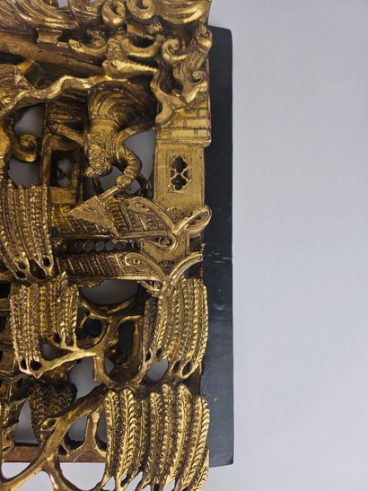 CHINE, XXe.
Panneau en bois richement sculpté...