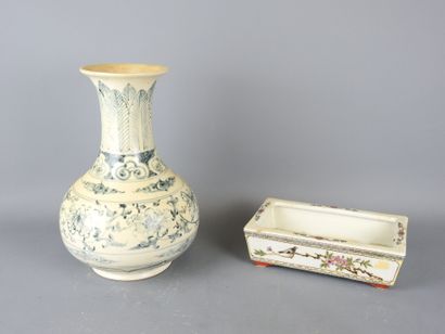 CHINA: Small porcelain jardinière with polychrome...