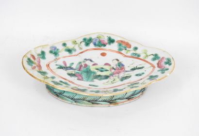 CHINE : ravier en porcelaine à décor polychrome...