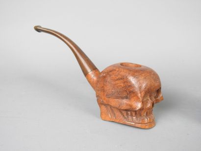 LAMY: Pipe in carved wood with skull decoration....