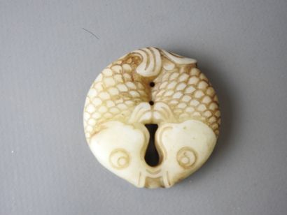 Jade MEDAL with two carps. Diameter: 5cm...