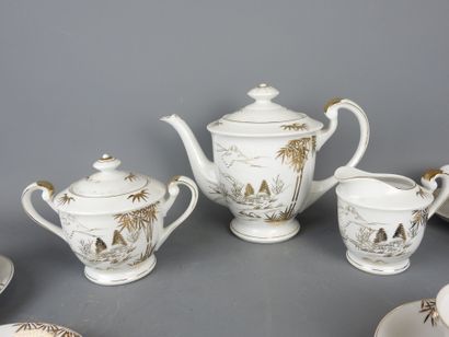CHINE : Service à café en porcelaine à décor...