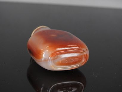 CHINE - Vers 1900
Flacon tabatière en agate...