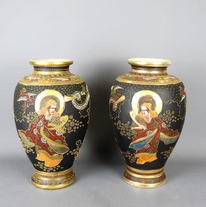 JAPON, Satsuma : Paire de vases de forme...