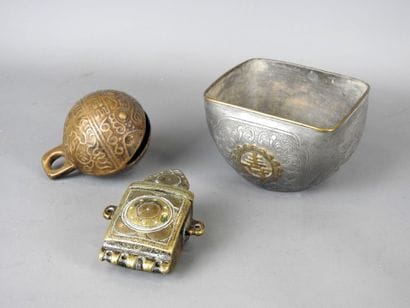 TIBET : Grelot en bronze, étui en bronze...