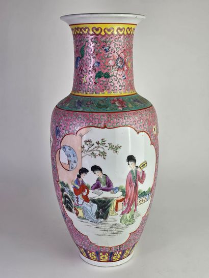 CHINE, XXe.
Vase balustre en porcelaine et...