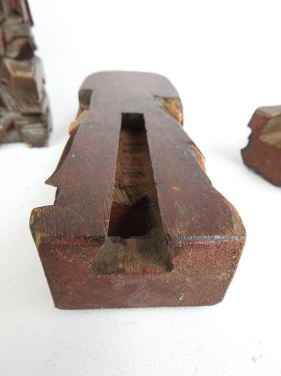 CHINE ou VIETNAM: Neuf statuettes en bois...