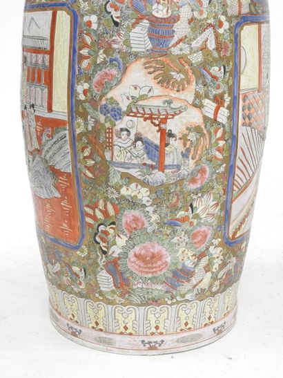 CHINA, Canton: Pair of large baluster-shaped...