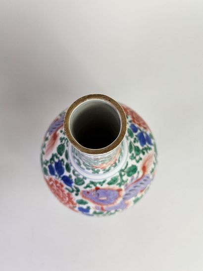CHINE, XXe.
Paire de vases bouteille en porcelaine...