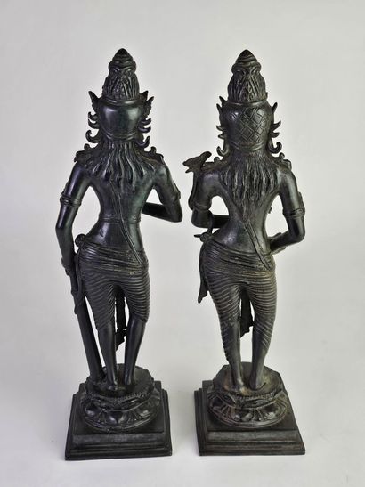 Paire de statuettes en bronze figurant des...