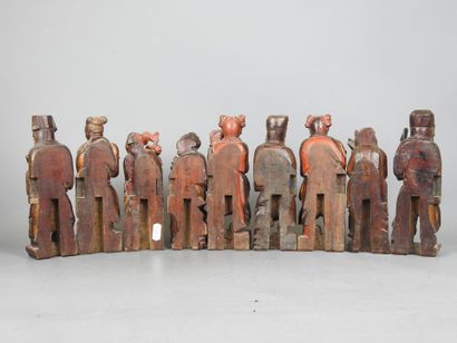 CHINE ou VIETNAM: Neuf statuettes en bois...