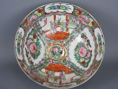 CHINE, Canton : Coupe saladier en porcelaine...