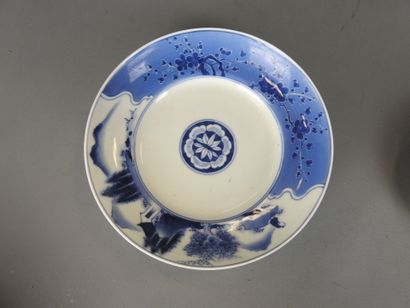 CHINE : Trois coupelles en porcelaine blanc...