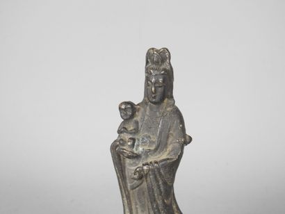 CHINE : Déesse Guanyin. Sujet en bronze à...
