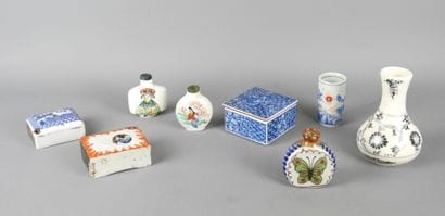 CHINE : Sept petits objets modernes en porcelaine...