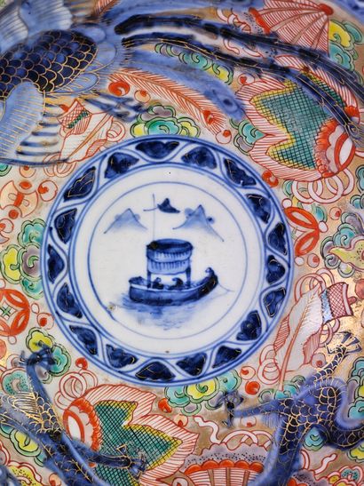 CHINE, XIXe.
Coupe circulaire en porcelaine...
