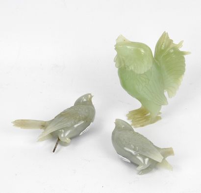 CHINE : un coq et deux oiseaux en jade. H.6.5...