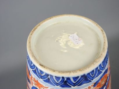JAPAN: Porcelain baluster vase with blue-red...